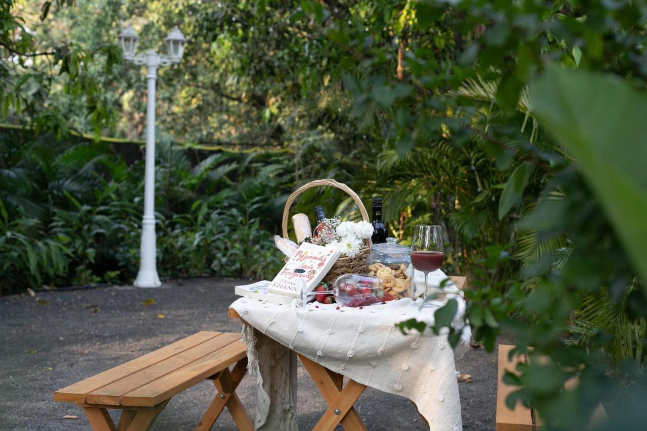 Stayvista At The Charcoal Villa Luxury Collection Alībāg Buitenkant foto